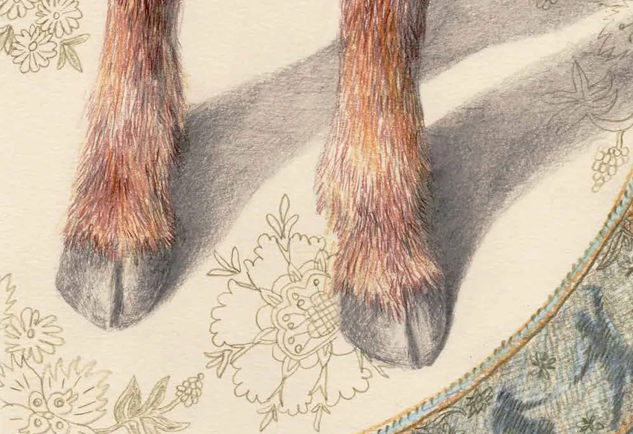 Fragment ilustracji Karoliny Jeske z książki „Nie znajdziesz mnie po śladach stóp”: kopytka konia na tle kwiatów.