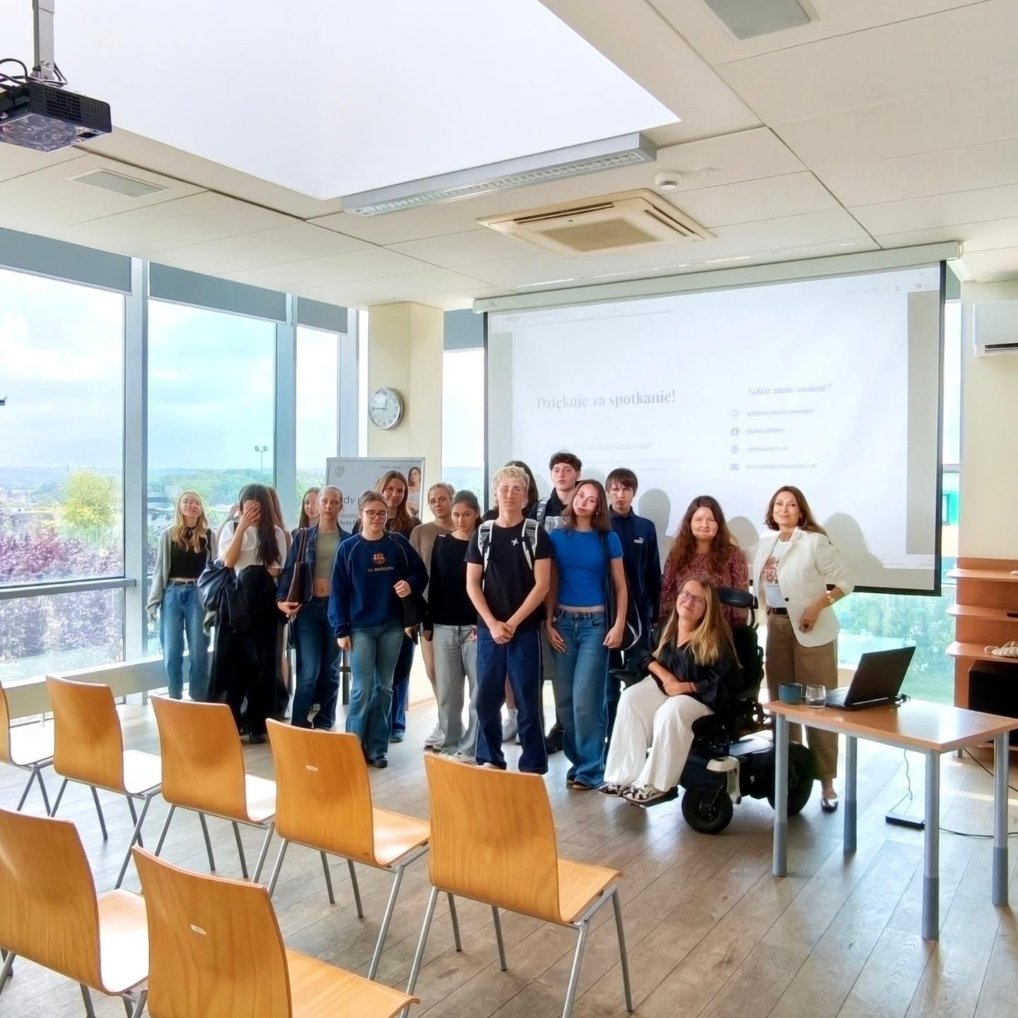 Sylwia Błach podczas warsztatów z grupą młodzieży w bibliotece